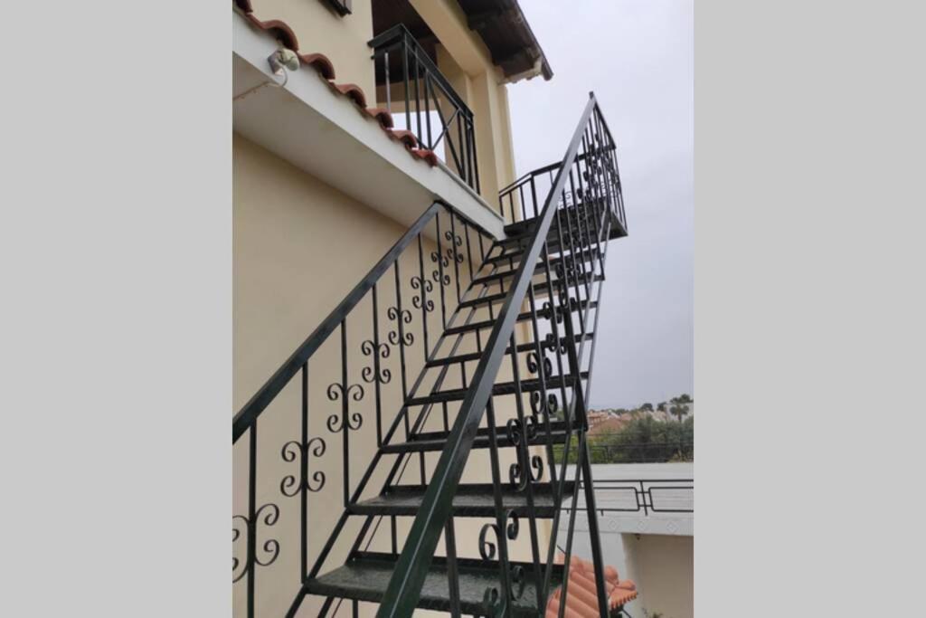 Artemis Penthouse 10 Minute From National Airport Villa Exteriör bild