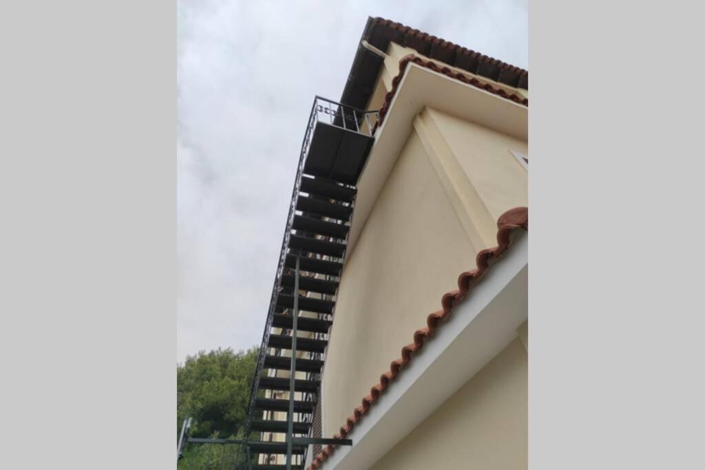 Artemis Penthouse 10 Minute From National Airport Villa Exteriör bild